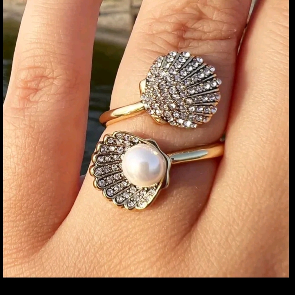 Dazzling Swarovski spiraling Idyllia ring